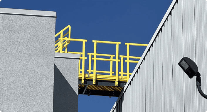 Safety railing spanning a roof gap