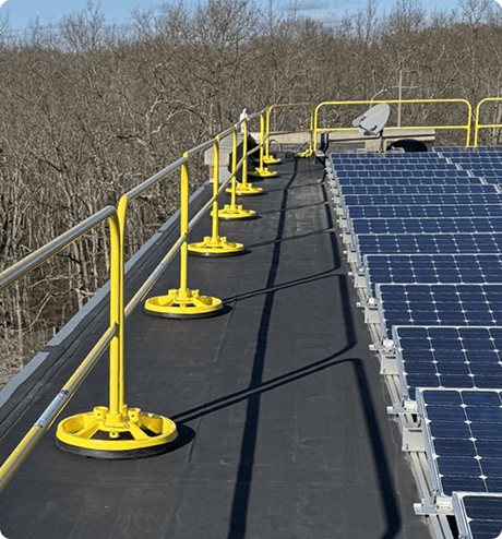 Safety railing installed on a roof without the need for drilling